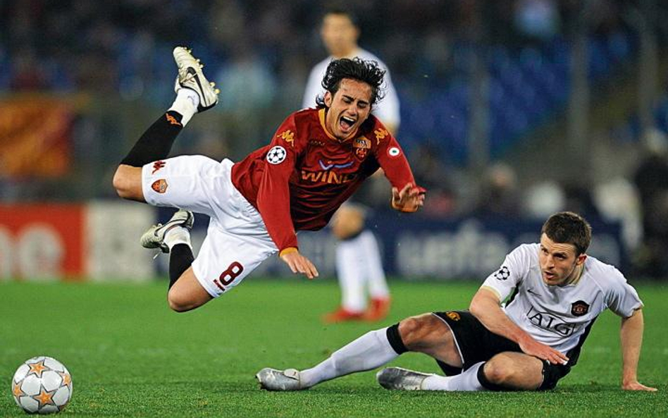 Michael Carrick (z prawej) zatrzymuje Alberto Aquilaniego. Manchester nie powinien mieć problemów z 
