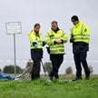 Funkcjonariusze policji badają uszkodzenie ogrodzenia na lotnisku Lipsk/Halle w Schkeuditz