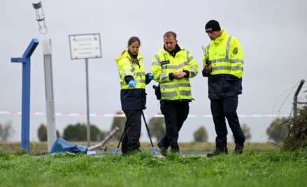Funkcjonariusze policji badają uszkodzenie ogrodzenia na lotnisku Lipsk/Halle w Schkeuditz