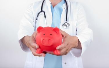 Szpitale oszczędzają: zamiast etatów proponują lekarzom kontrakty