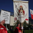 Demonstrują: przeciw "Klątwie", za wolnością sztuki