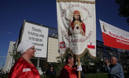 Demonstrują: przeciw "Klątwie", za wolnością sztuki
