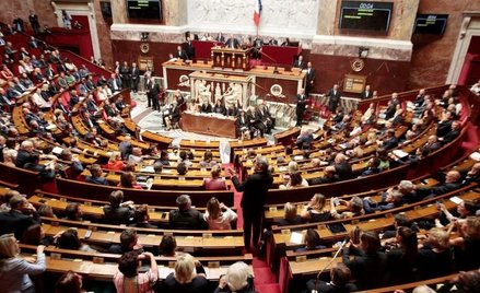 Francja: Brak krawata w Zgromadzeniu Narodowym brakiem szacunku do demokracji?