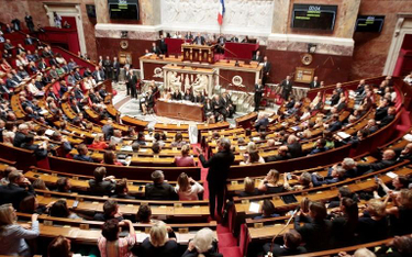 Francja: Brak krawata w Zgromadzeniu Narodowym brakiem szacunku do demokracji?