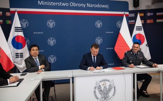 Wicepremier i minister obrony narodowej Mariusz Błaszczak zatwierdza swym podpisem pierwszą umowę wy