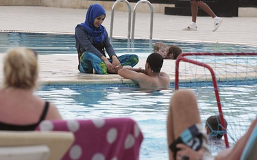 Postępowanie ws. kobiety w muzułmańskim stroju kąpielowym umorzone