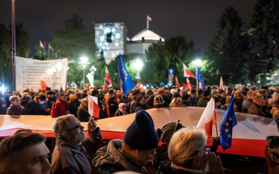 AP: Populistyczny polski rząd chce wyrzucać z pracy sędziów