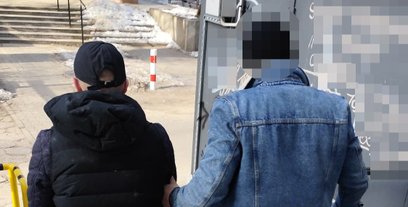 W momencie ujęcia 46-latek próbował tłumaczyć swoją obecność w budynku chęcią ogrzania się, twierdzą