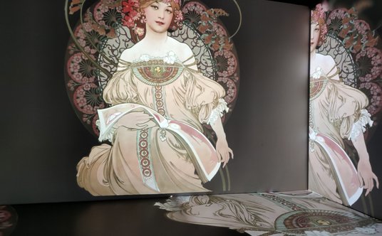 Na wystawie Alfonsa Muchy w Art Box Experience