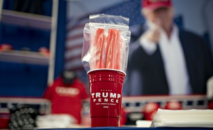 Plastikowe słomki z logo Trumpa