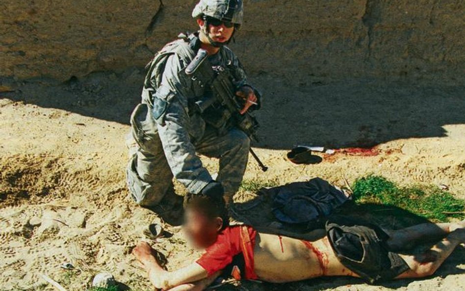 Żołnierze fotografowali się ze zwłokami ofiar (do zdjęć jako pierwszy dotarł magazyn „Der Spiegel”)
