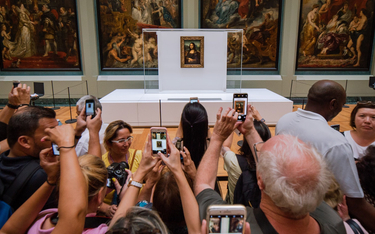 Turyści przed Moną Lisą w Luwrze. Obraz Leonarda da Vinci od lat zabezpieczony jest szybą kuloodporn