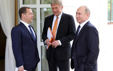 Dmitrij Miedwiediew, rzecznik Kremla Dmitrij Pieskow i Władimir Putin