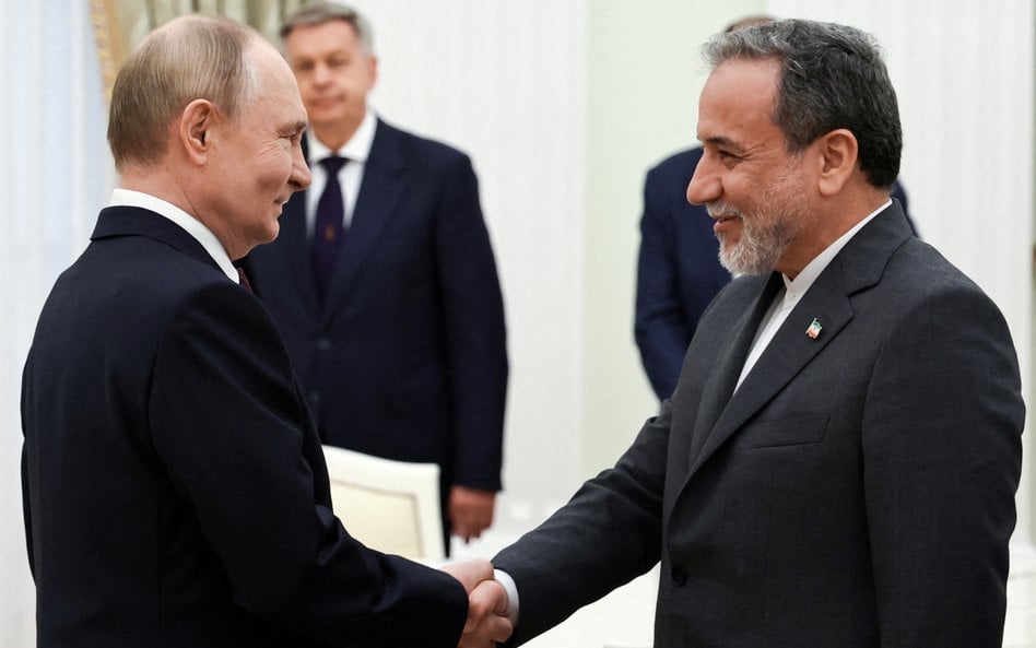 Władimir Putin wita się z ministrem spraw zagranicznych Iranu Abbasem Araqchim podczas spotkania na 