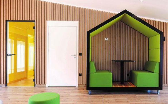 Strefa ciszy stworzona za pomocą budki akustycznej