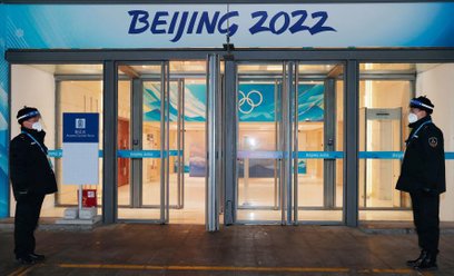 Serdecznie witamy, ściśle pilnujemy. Na zdjęciu strażnicy przed wejściem na Narodowy Kryty Stadion w