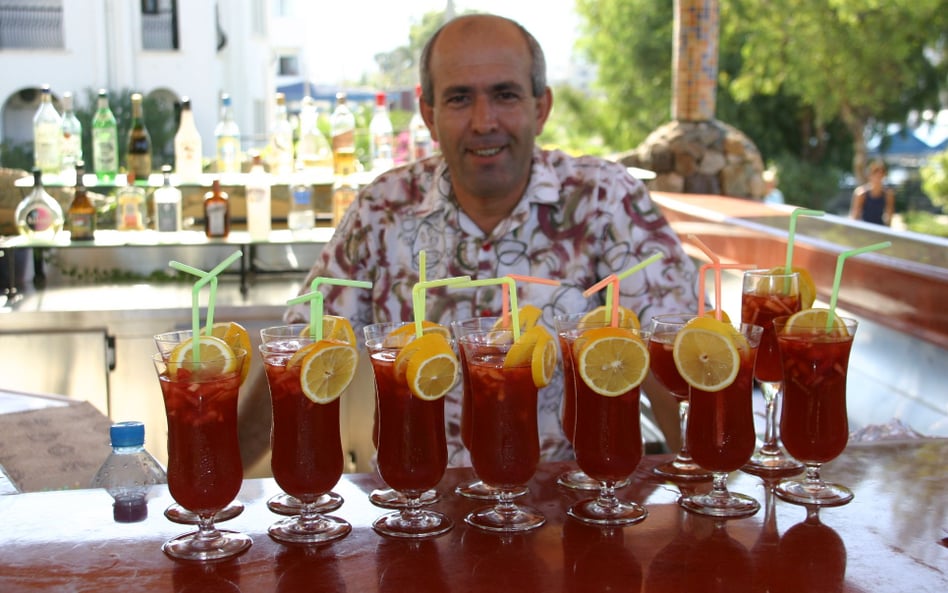Wakacje all inclusive, ale bez wliczonego alkoholu? To się może (niektórym) opłacać