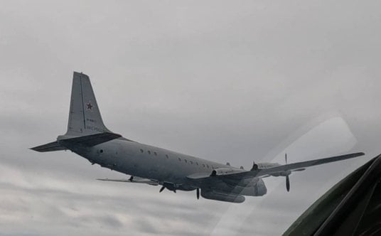 Widok na rosyjski samolot Ił-20 z kabiny polskiego myśliwca F-16.