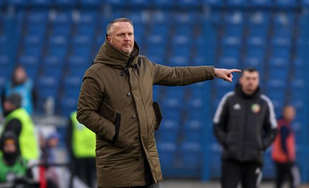 Trener John van den Brom (na zdjęciu) zrezygnował z zajęć na sztucznej murawie przed wylotem do Norw