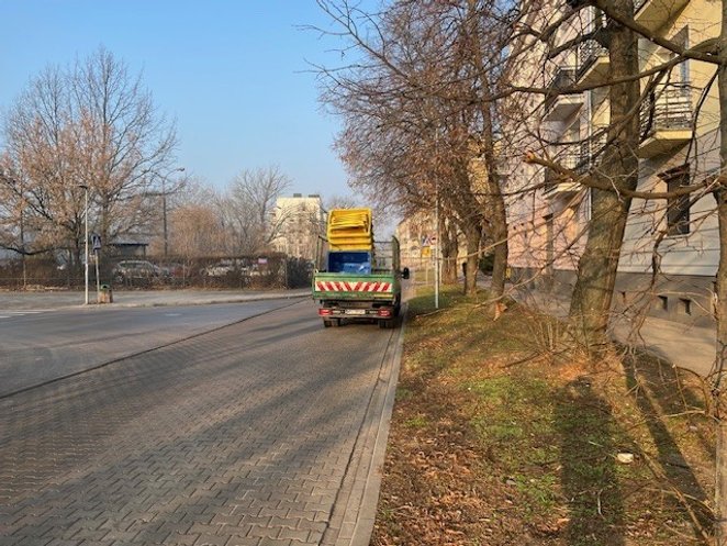 Samochody dostawcze rozwożą po tereni obu Prag nowe pojemniki od kilku tygodni