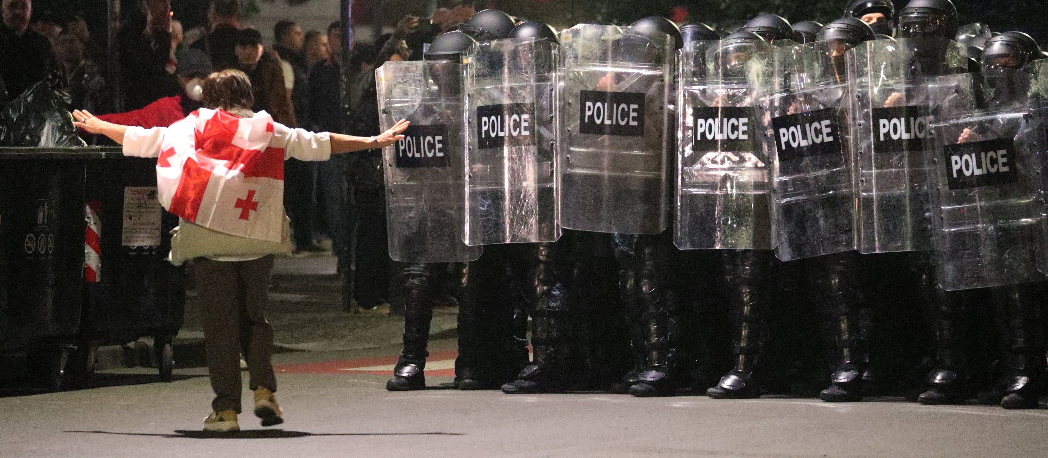 Protesty w Gruzji. Demonstranci próbowali wedrzeć się do Pałacu Prezydenckiego