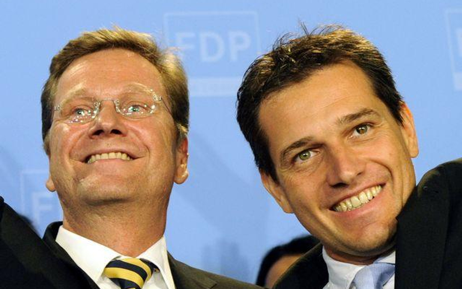 Niemiecki minister spraw zagranicznych Guido Westerwelle (z lewej) i jego homoseksualny partner Mich