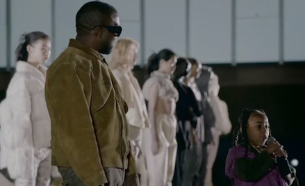 West z córką na pokazie w Paryżu/ ShowStudio YouTube
