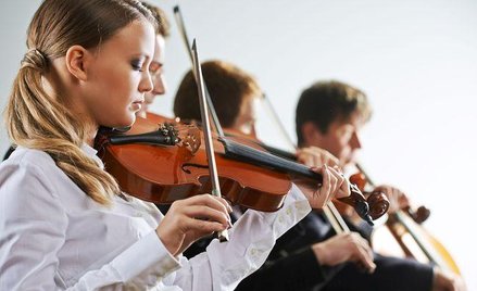 Czy udzielenie licencji przez orkiestrę jest zwolnione z VAT