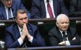 Prezes PiS Jarosław Kaczyński (P) i wiceprezes PiS Przemysław Czarnek (L) na sali plenarnej Sejmu