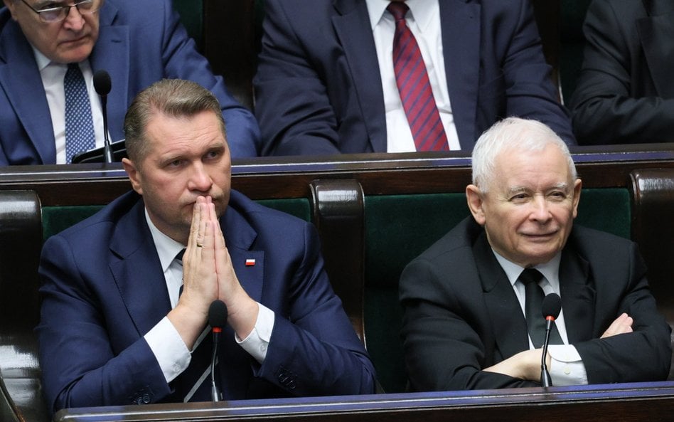 Prezes PiS Jarosław Kaczyński (P) i wiceprezes PiS Przemysław Czarnek (L) na sali plenarnej Sejmu