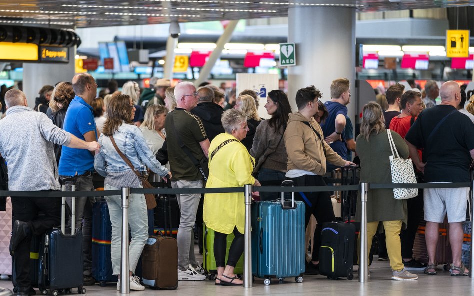 Chaos na lotnisku Schiphol w Amsterdamie