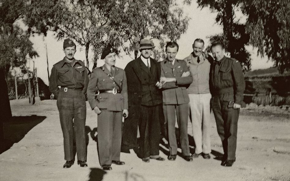 Tadeusz Gluza (trzeci z prawej, brat ojca autora książki) w Algierii, maj 1944 r.