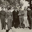 Tadeusz Gluza (trzeci z prawej, brat ojca autora książki) w Algierii, maj 1944 r.
