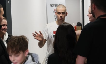 Prowadzący zbiórkę dla Cancer Fighters influencer Łatwogang.