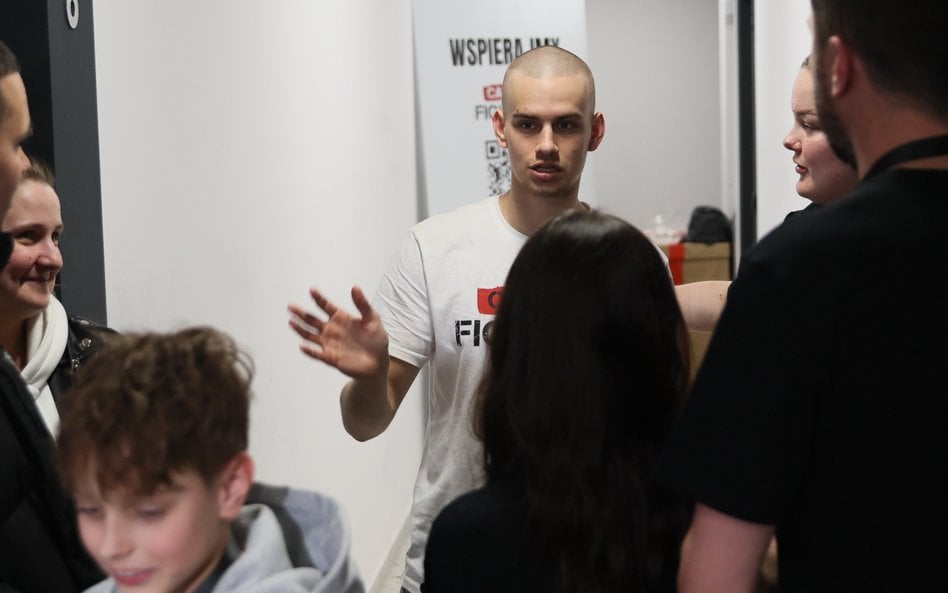 Prowadzący zbiórkę dla Cancer Fighters influencer Łatwogang.