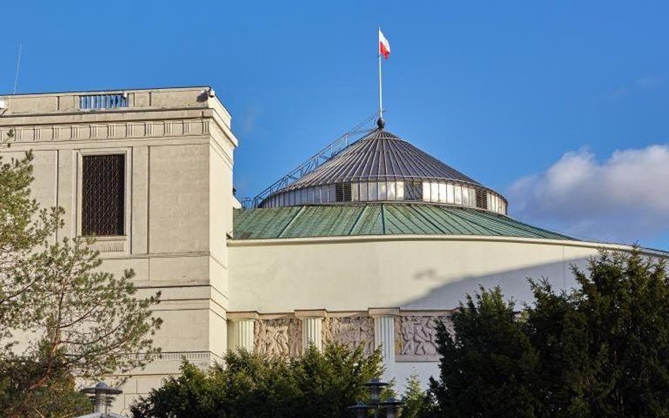 Więcej pieniędzy dla Sejmu i Senatu