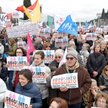 Demonstranci w Circo Massimo trzymający plakaty z napisem „Złe i złe”