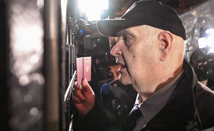 Prezes TK Bogdan Święczkowski przed siedzibą Trybunału Konstytucyjnego w Warszawie