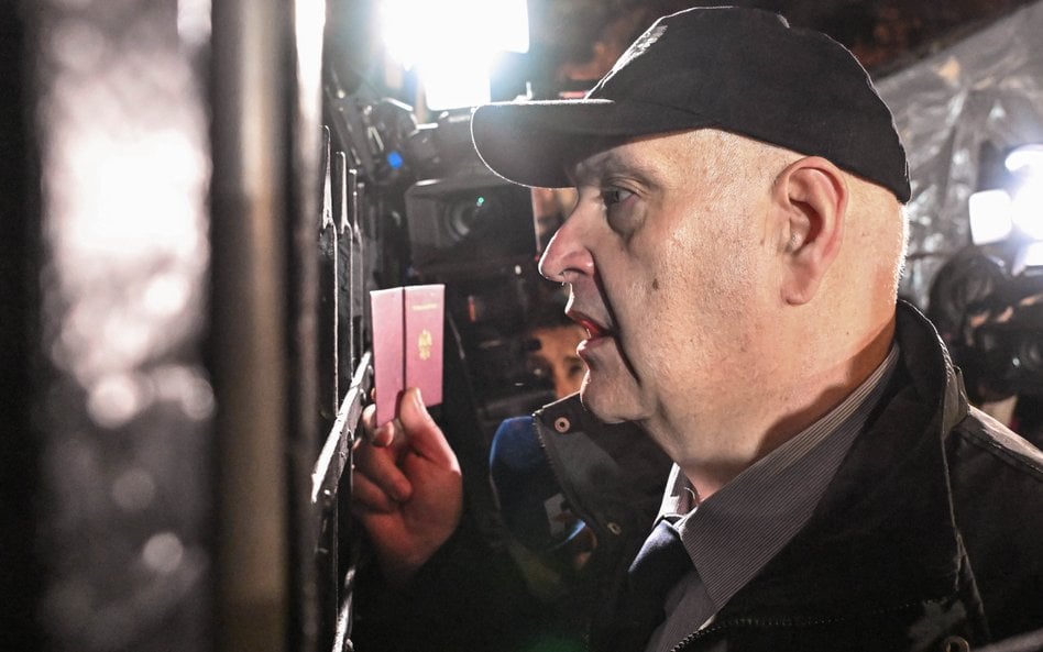 Prezes TK Bogdan Święczkowski przed siedzibą Trybunału Konstytucyjnego w Warszawie