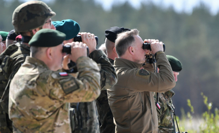 Andrzej Duda staje w konflikcie między MON a generałami po stronie wojska