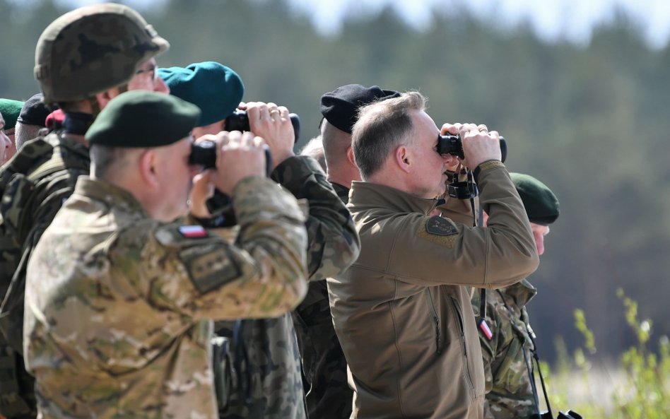 Andrzej Duda staje w konflikcie między MON a generałami po stronie wojska