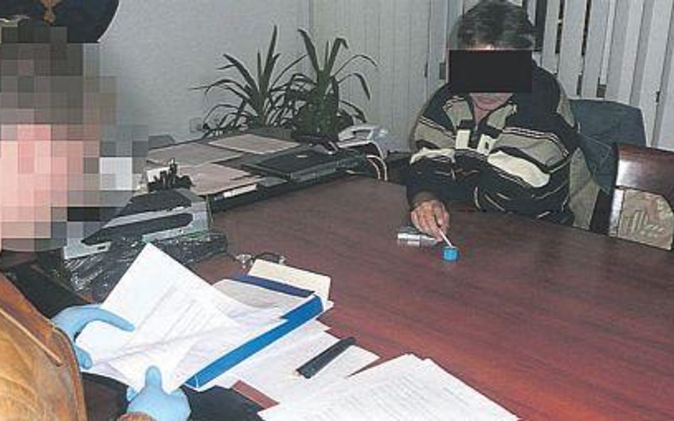 Burmistrz Helu Mirosław W. podczas poniedziałkowego przeszukania w swoim gabinecie