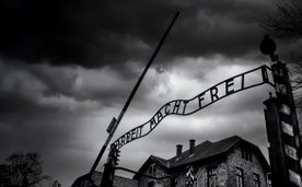 Brama obozu koncentracyjnego w Auschwitz z napisem Arbeit Macht Frei (Praca Czyni Wolnym)