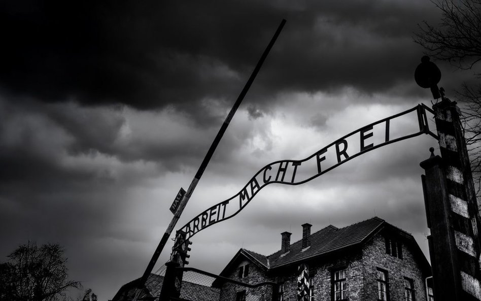 Brama obozu koncentracyjnego w Auschwitz z napisem Arbeit Macht Frei (Praca Czyni Wolnym)