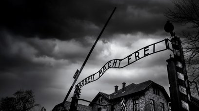 Brama obozu koncentracyjnego w Auschwitz z napisem Arbeit Macht Frei (Praca Czyni Wolnym)