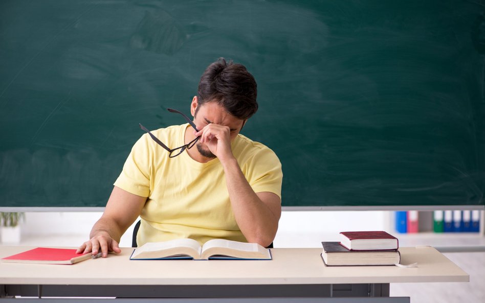 Większość pedagogów pracuje na więcej niż jeden etat.