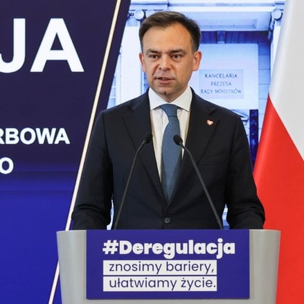 Minister finansów i gospodarki Andrzej Domański podczas konferencji prasowej "DEREGULACJA 2.0: przyj
