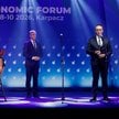 Wręczający nagrodę rektor Politechniki Krakowskiej prof. dr hab. inż. Andrzej Szarata oraz uhonorowa