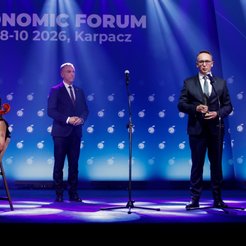 Wręczający nagrodę rektor Politechniki Krakowskiej prof. dr hab. inż. Andrzej Szarata oraz uhonorowa