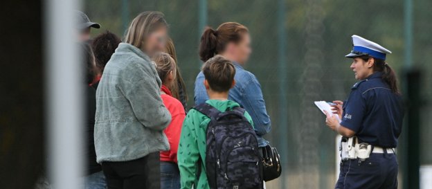 Uczniowie z rodzicami przed szkołą podstawową im. Jana Pawła II w Leszczydole-Nowinach, w której 15-